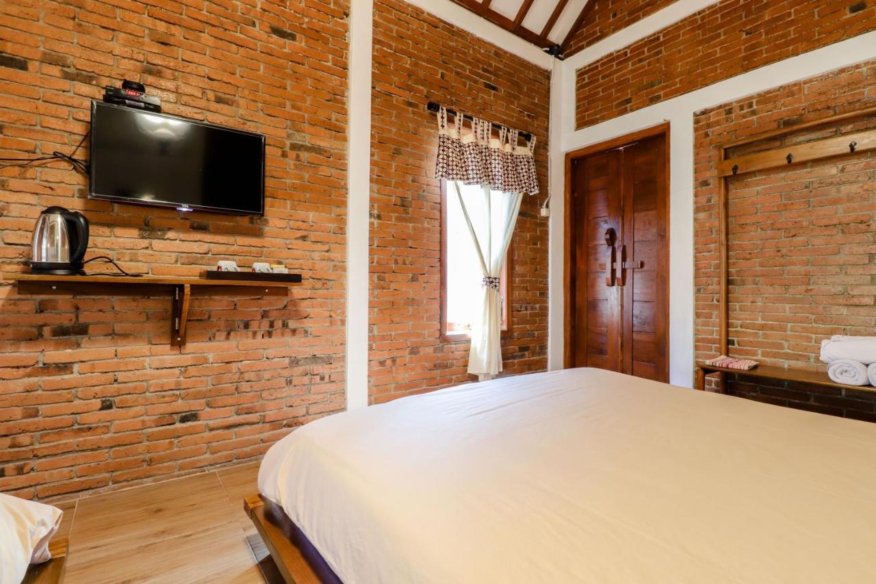 Omah Teras Bata Guesthouse Yogyakarta Exterior photo