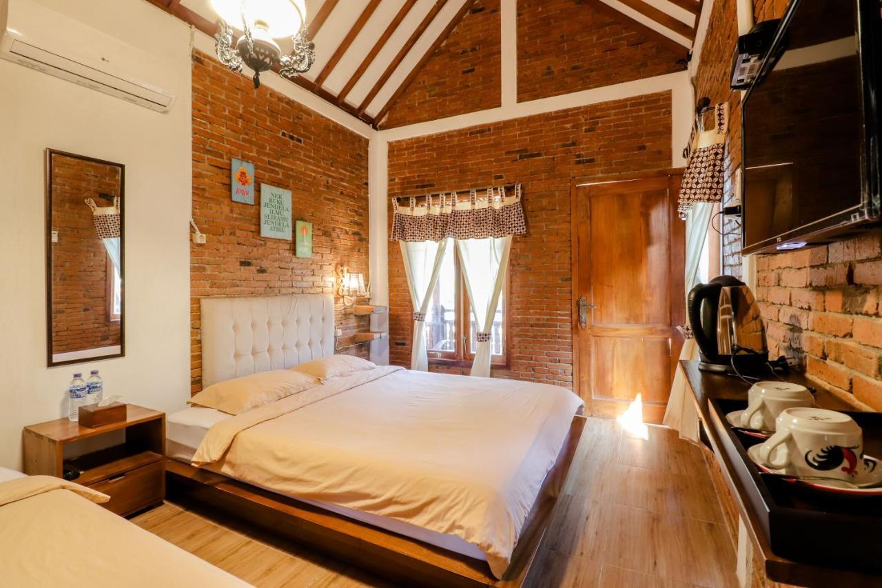 Omah Teras Bata Guesthouse Yogyakarta Exterior photo
